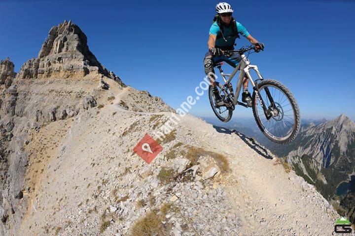 Downhill mountain biking  free ride, pushing the limits, the danger.