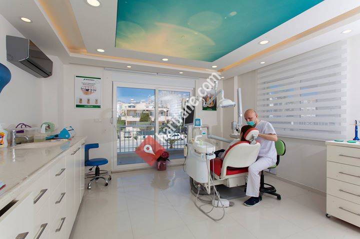 Dt. Korkut Gürsoy Dental Clinic/Side Smile/Tannlege i Side-Tyrkia