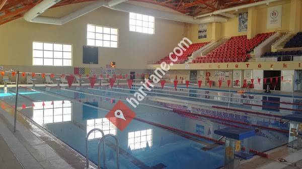 Yarı olimpik kapalı yüzme havuzu